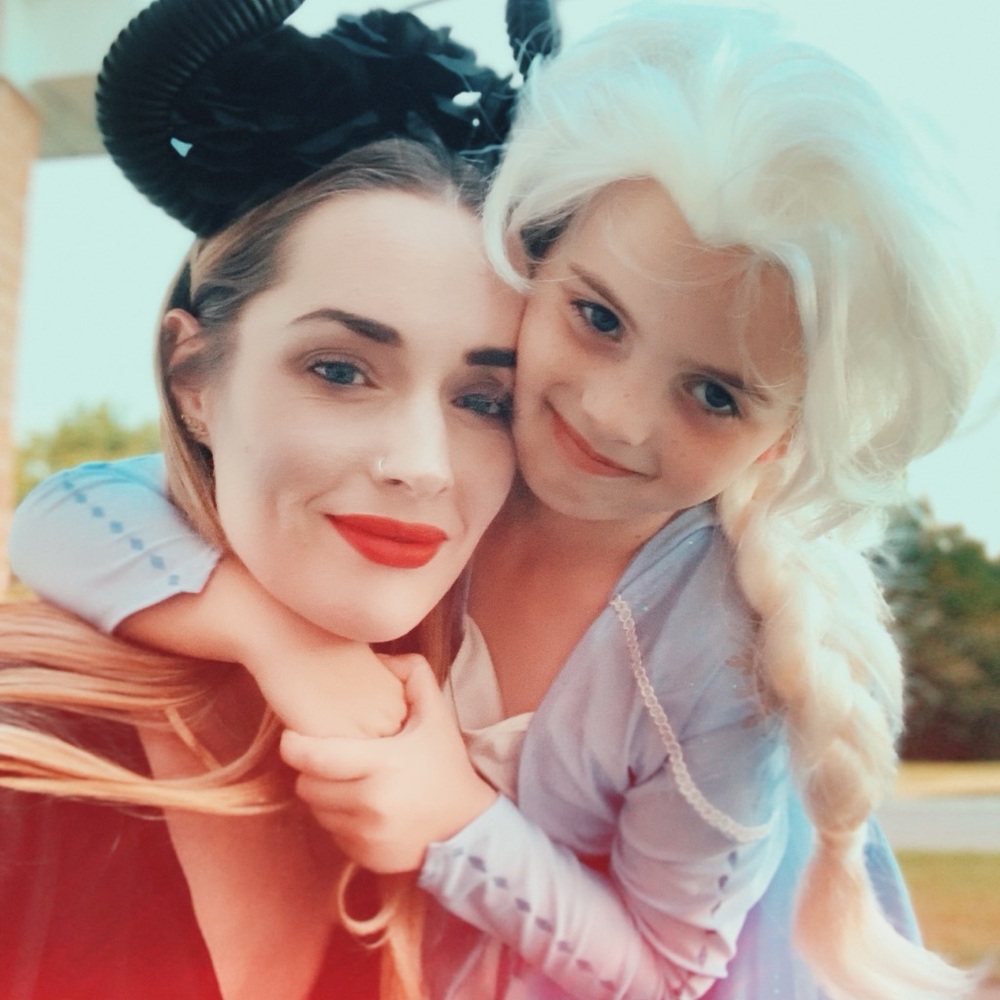 Girl’s frozen Elsa wig